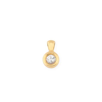 un pendentif en or jaune serti d'un seul diamant