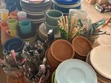 de nombreuses assiettes et bols posés sur une table, avec des couverts et des cuillères