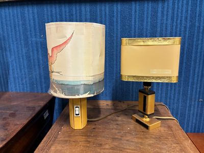 une lampe posée sur une table en bois