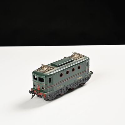 un petit train posé sur une surface blanche