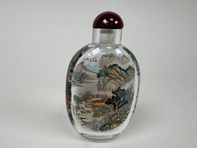 une image d'une bouteille de tabac à priser en verre avec une peinture dessus