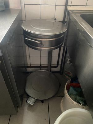 une image d'une cuisine avec un évier et une poubelle
