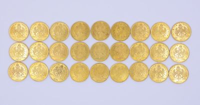 gros plan d'une pile de pièces d'or sur une surface blanche