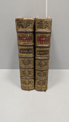 deux vieux livres posés l'un sur l'autre sur une table
