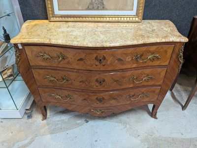 une photo d'une commode au plateau en marbre dans une pièce