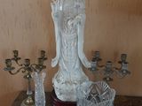 une statue de femme assise sur une table
