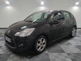 la petite voiture noire est garée sur un sol en damier
