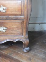 COMMODE TOMBEAU en acajou mouluré et sculpté, la façade galb… (photo 3)