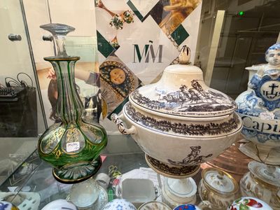 de nombreux vases et bols de toutes sortes exposés dans une vitrine