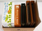 une boîte de livres posée sur une table blanche
