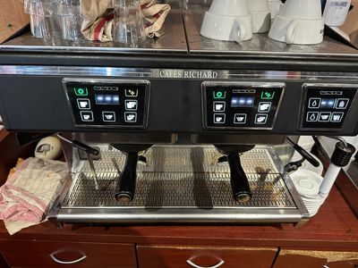 une machine à café posée sur un comptoir