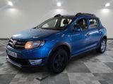 la photo d'une voiture bleue garée dans un garage
