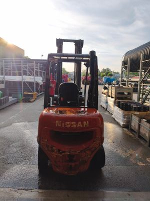 une photo d'un chariot élévateur garé dans un entrepôt