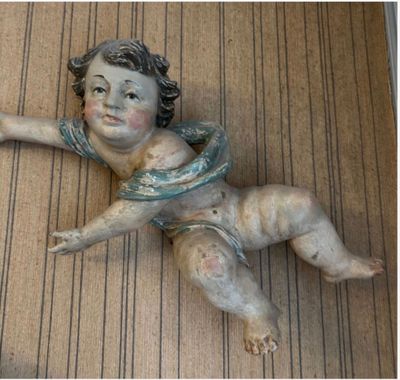 une figurine représentant un bébé allongé par terre
