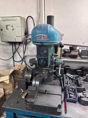 une machine posée sur une table dans une pièce