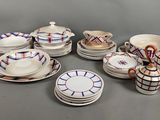 de nombreux types de plats et de tasses sur la table