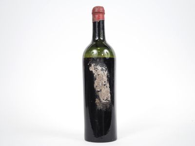 une vieille bouteille de vin posée sur une surface blanche