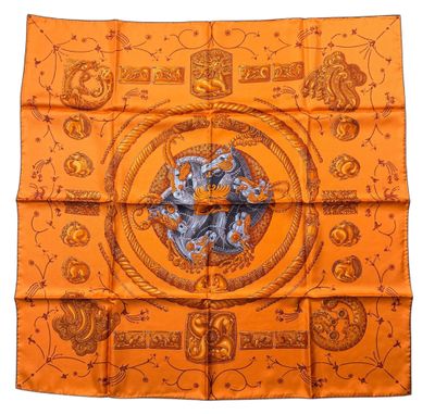 un foulard en soie orange orné d'un lion
