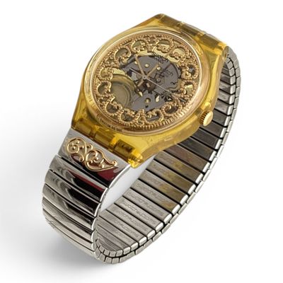 une image représentant une montre en or et en argent sur fond blanc
