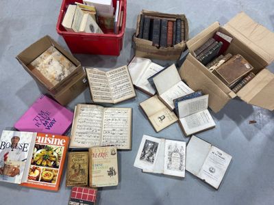 de nombreux livres posés sur une table