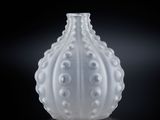 une image représentant un vase blanc sur fond noir