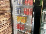 un réfrigérateur qui contient beaucoup de boissons