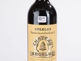 une bouteille de vin posée sur une table