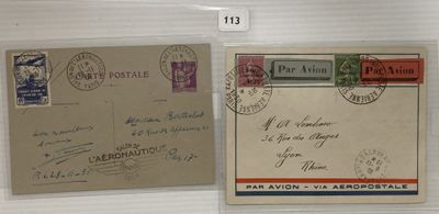 Deux enveloppes affranchies sont exposées dans une vitrine.