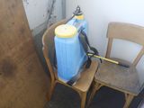 un bac bleu posé sur une chaise en bois à côté d'une chaise marron