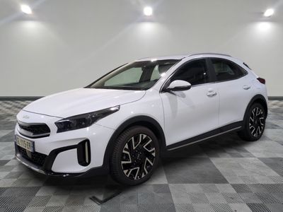 un 4x4 blanc garé sur un sol en damier dans un garage