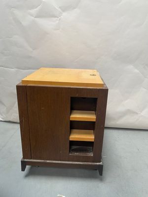 une petite armoire en bois munie d'étagères