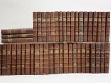 une pile de vieux livres posés les uns sur les autres