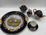 une assiette, des tasses et une soucoupe ornées d'un motif