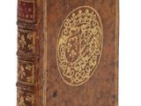 un vieux livre dont la couverture est ornée d'un motif décoratif