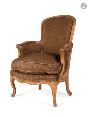 une image représentant une chaise dont l'assise est recouverte d'un tissu marron