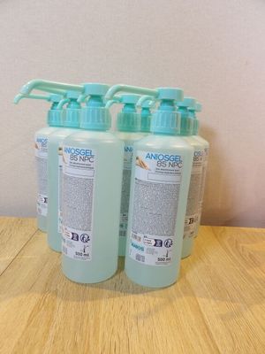 deux flacons de gel hydroalcoolique posés sur une table en bois
