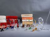 un lot de figurines en verre posées sur une table