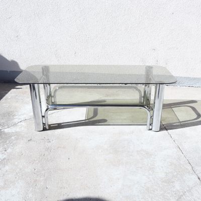une table en verre posée sur un sol en béton
