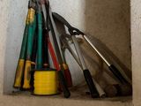 une étagère sur laquelle sont posés des outils, dans un coin de la pièce
