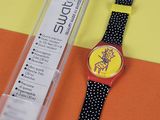 une montre posée sur une feuille de papier