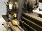 une machine posée sur une table dans une pièce