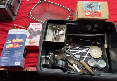 une boîte d'argenterie posée sur une table recouverte d'une nappe rouge