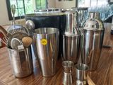 de nombreux ustensiles de cuisine de toutes sortes sur le plan de travail