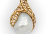 une bague en perle de culture et diamants, signée Van Cleef