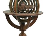 une image représentant un globe terrestre en bois et en métal posé sur un socle