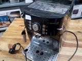 une machine à café posée sur une table en bois dans un magasin