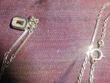 deux bijoux posés sur un tissu