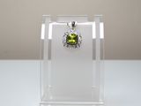 pendentif en argent sterling et péridot présenté dans un présentoir en acrylique transparent