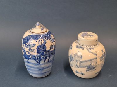 deux vases bleus et blancs placés l'un à côté de l'autre