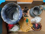 une boîte en carton remplie de nombreuses pièces de poterie de toutes sortes